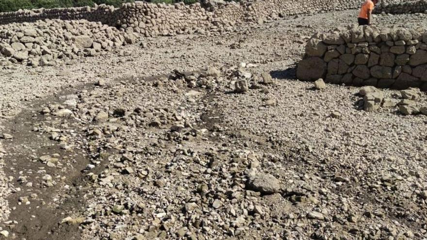 La falta de agua en el Gorg Blau, en Mallorca, expone más restos arqueológicos en Almallutx