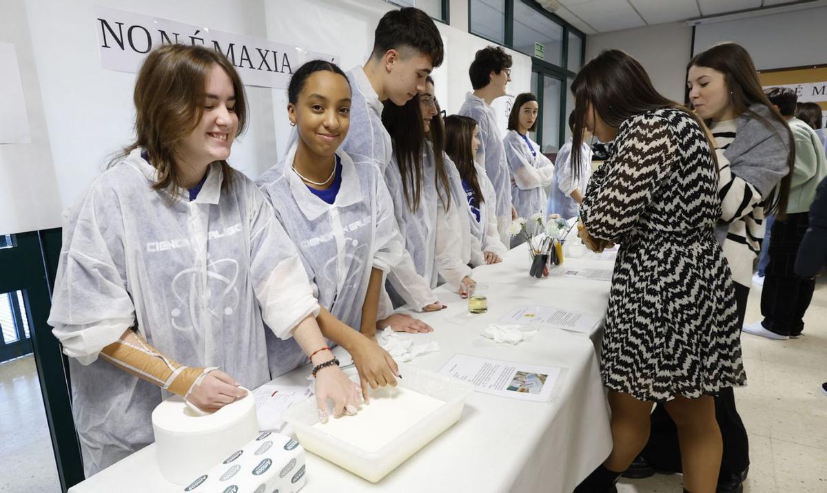 Varios alumnos muestran experimentos del área de física y química, ayer, en el IES de Chapela.   | // R. GROBAS 