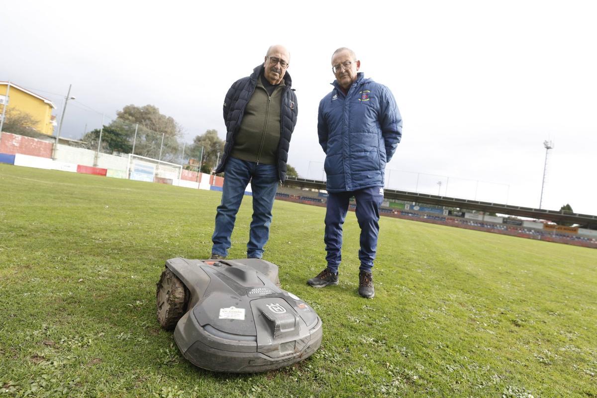 Emilio Alberto García y Amancio Prieto, miembros de la junta directiva del Navarro y encargados del mantenimiento del césped.