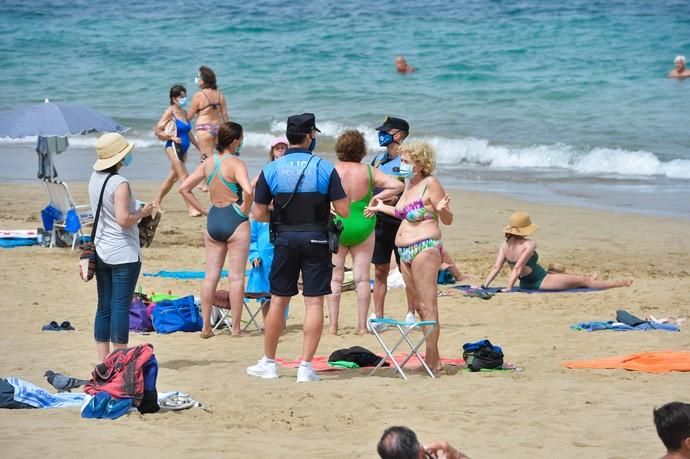 28-08-2020 LAS PALMAS DE GRAN CANARIA. Playa de Las Canteras.  La Policía Local intensifica los controles por las nuevas normativa anti covid. Fotógrafo: ANDRES CRUZ  | 28/08/2020 | Fotógrafo: Andrés Cruz