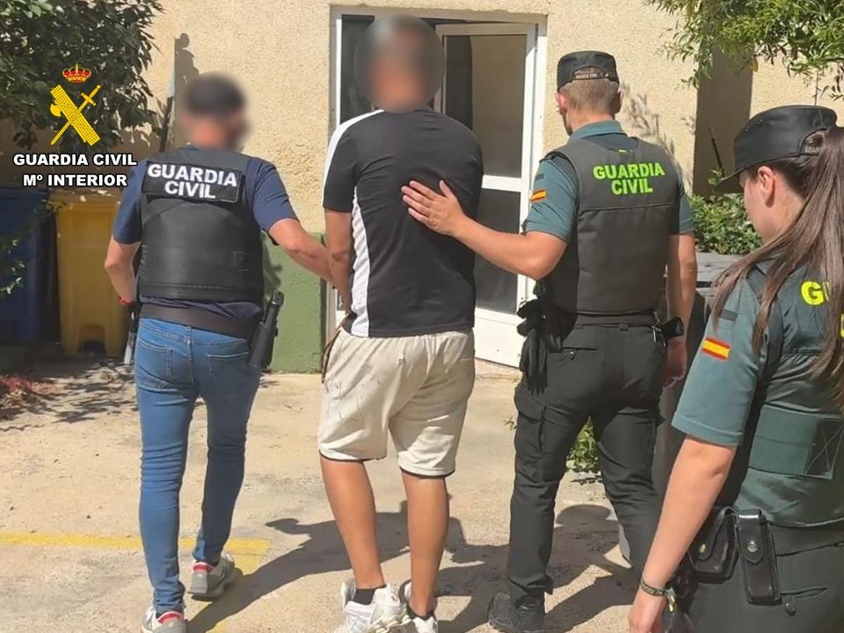 La Guardia Civil traslada al joven detenido en Callosa de Segura.
