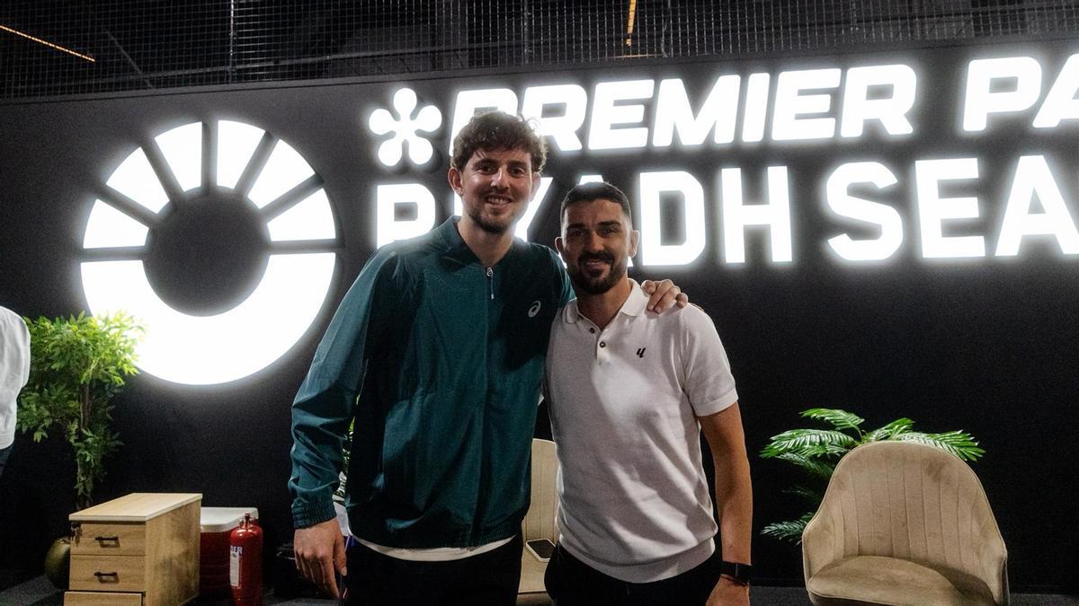 Mike Yanguas posando junto a David Villa