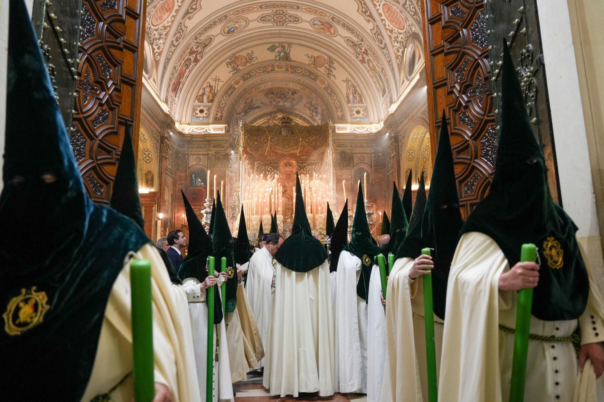 Imágenes de la salida procesional de la Hermandad de la Macarena. A 18 de abril de 2025 en Sevilla, Andalucía (España). La Reina Sofía ha visitado Sevilla para presenciar la Madrugá, una de las noches más emblemáticas de la Semana Santa. Su presencia ha despertado gran expectación entre los sevillanos y cofrades. 18 ABRIL 2025 Francisco J. Olmo / Europa Press 18/04/2025. Francisco J. Olmo;