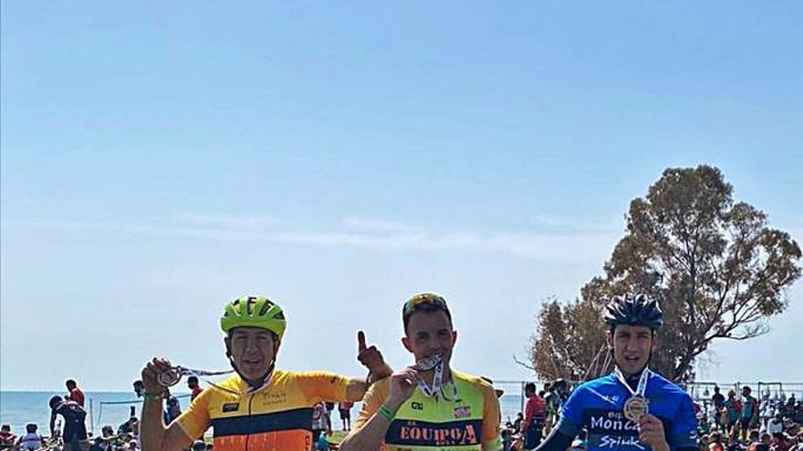 Los tres ciclistas del club deportivo al término de la prueba. | SERVICIO ESPECIAL