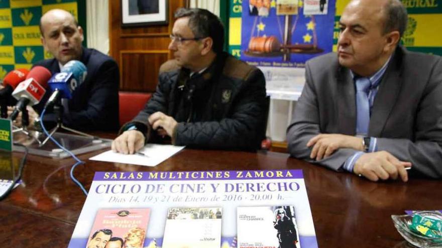 Ferrero, secretario de la Fundación Caja Rural, junto a Carro y Prieto, directivos del Colegio.