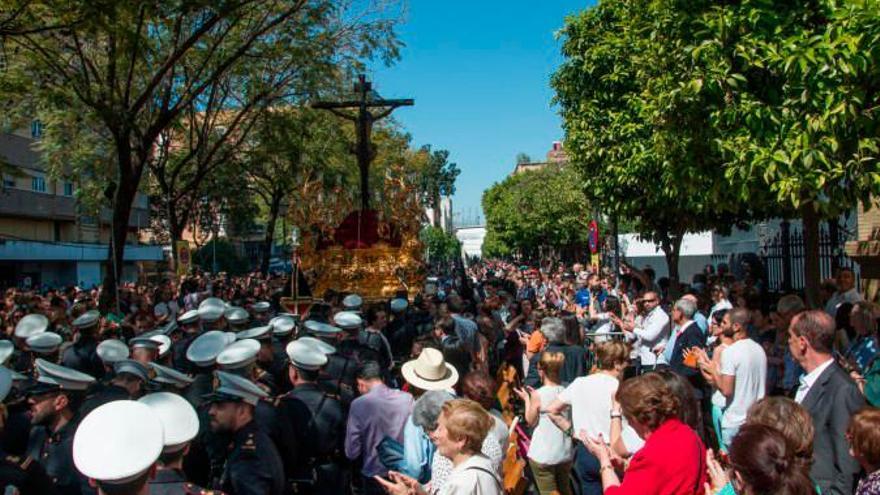 La banda de cornetas y tambores del Rosario de Cádiz en su estreno tras el Cristo de la Sed. / Diego Arenas