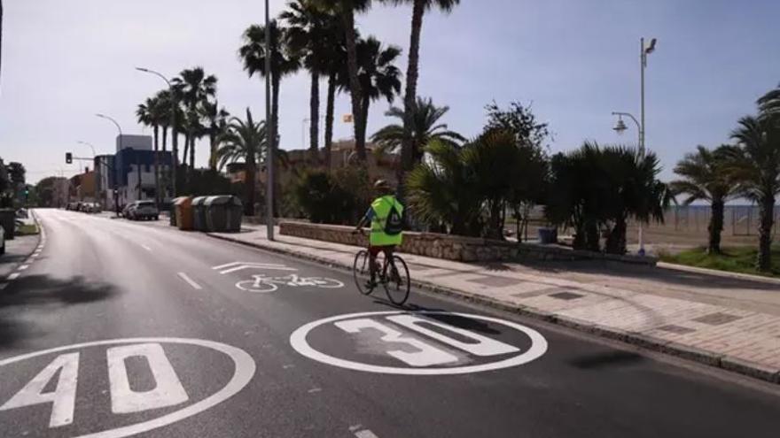 Una bicicleta por un carril 30 de Málaga capital