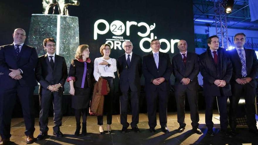 La ministra García Tejerina (centro) preside la entrega de los premios Porc d&#039;Or 2017.