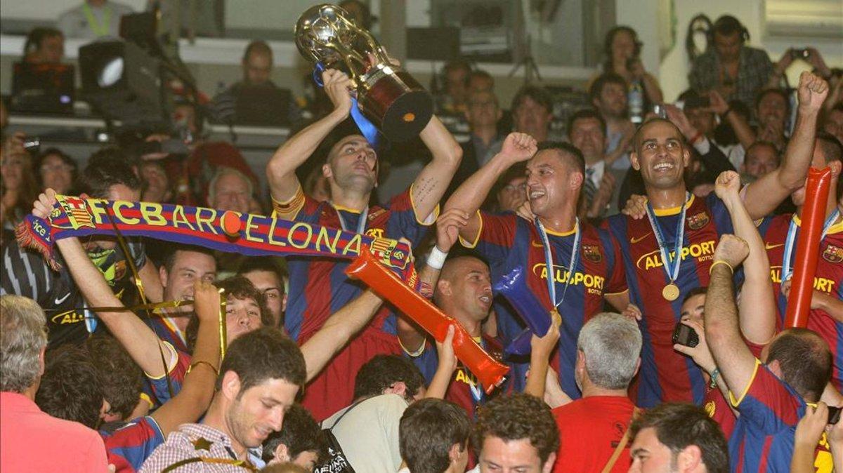 Javi Rodríguez, Saad y Fernandao celebran la Liga en 2011 en el Palau
