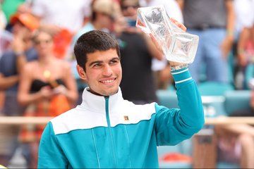 Alcaraz, con su trofeo en Miami.