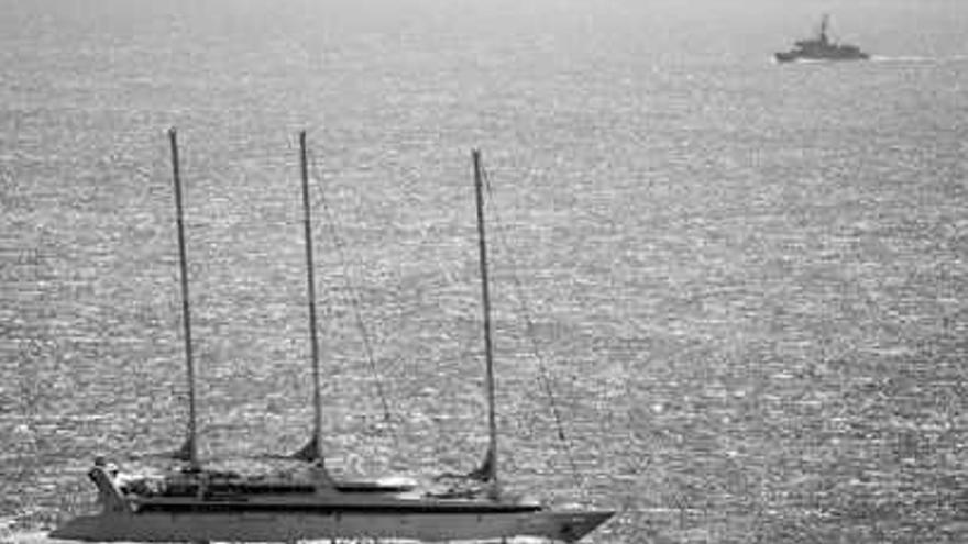 Foto del velero francés &quot;Ponant&quot;, secuestrado el pasado viernes por piratas somalíes. / EFE