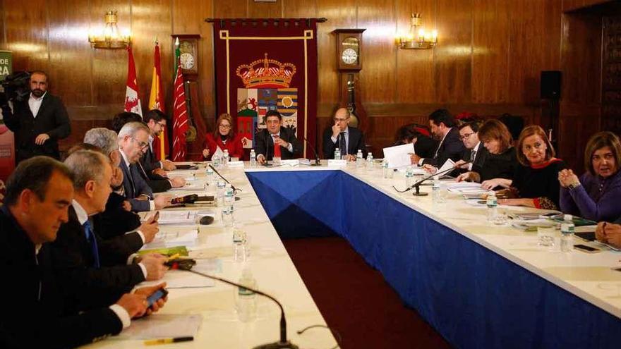 Reunión de la Comisión de Diputaciones de la FEMP celebrada en la mañana de ayer en el Palacio de la Encarnación.