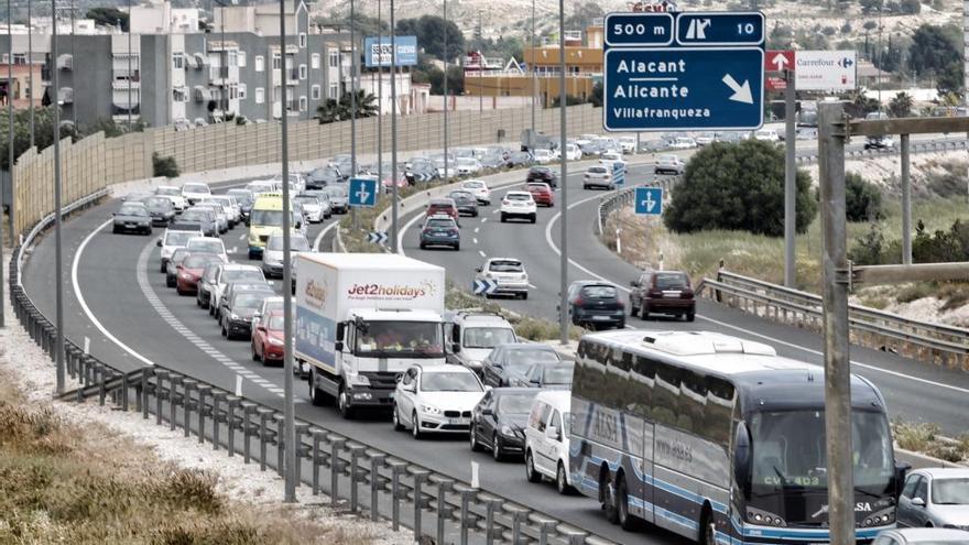 La operación retorno de vacaciones llena las carreteras de Alicante con 1,2 millones de vehículos