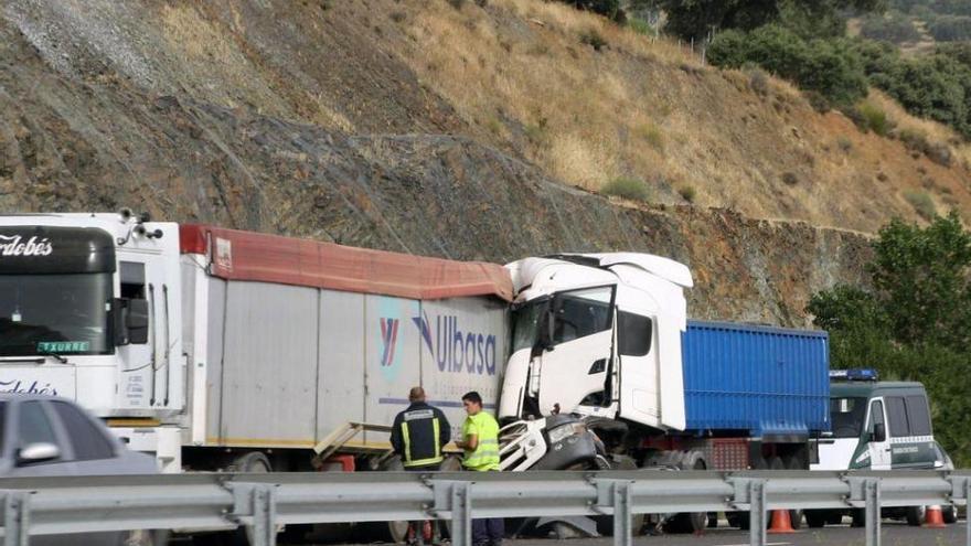 Dos camiones chocan por alcance en la A-66 a la entrada de Monesterio