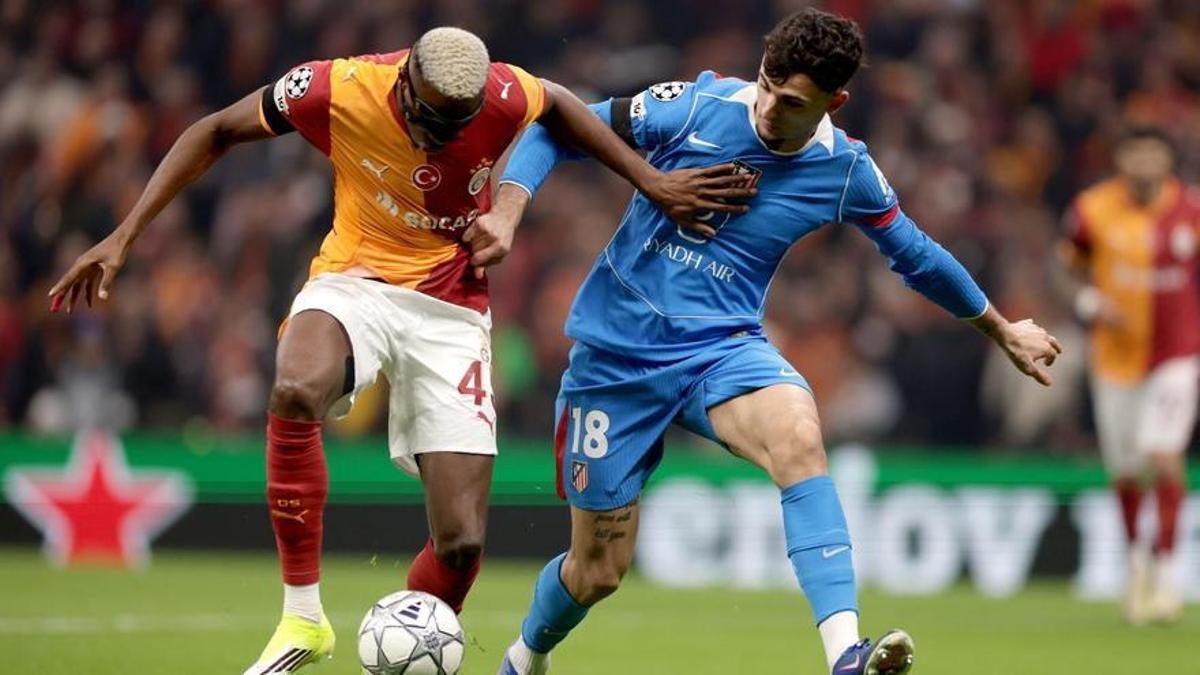 FOTODELDÍA - ESTAMBUL (Turquía), 21/01/2026.- Victor Osimhen (i), del Galatasaray, en acción frente a Marc Pubill (d), del Atlético durante el partidó de Liga de Campeones que disputan Galatasaray SK y Atletico Madrid, en Estanbul. EFE/ERDEM SAHIN