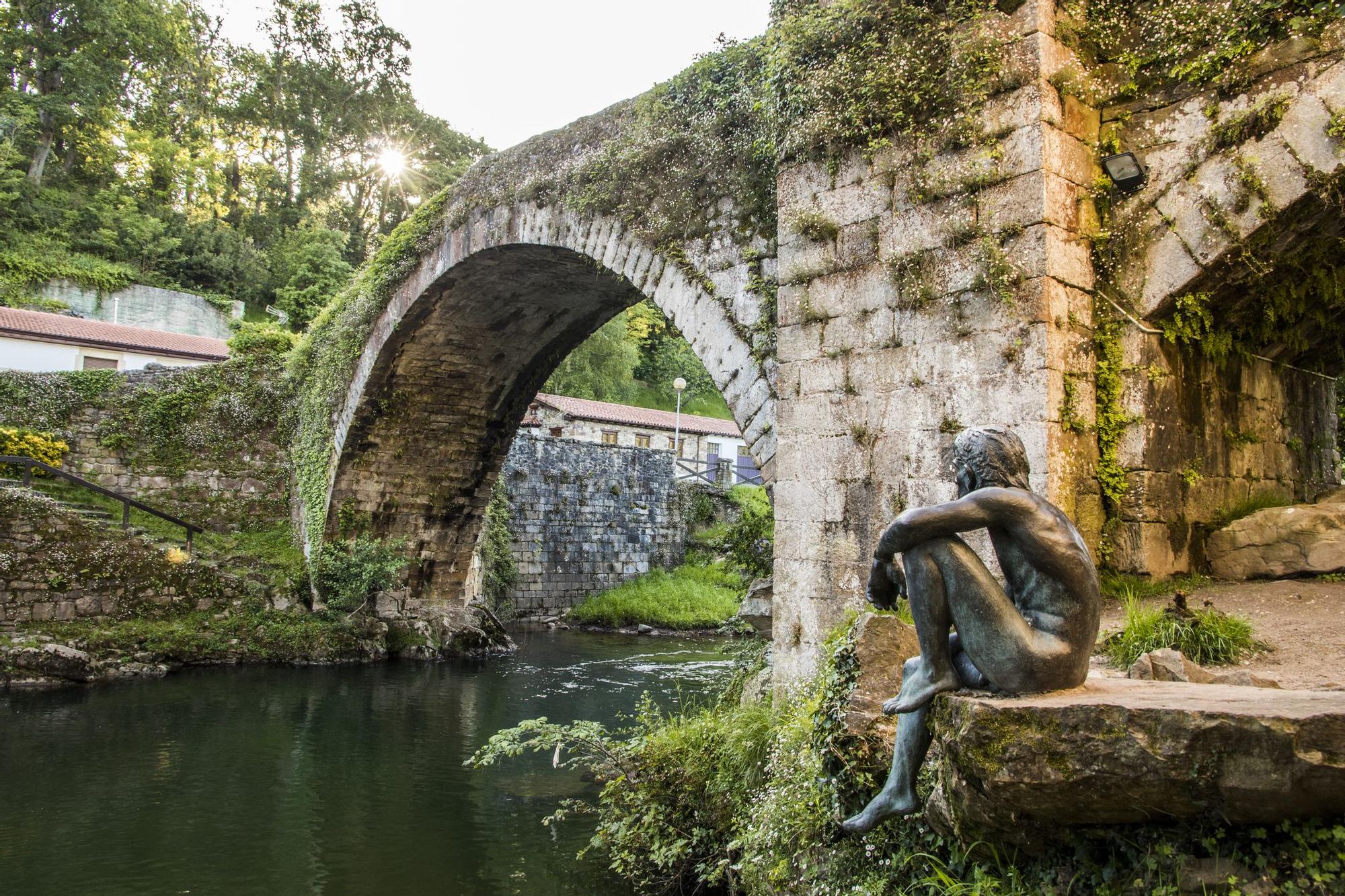 La escultura en honor a Francisco de la Vega