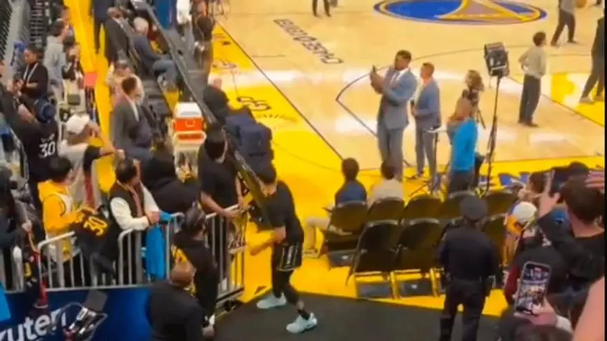 ¡No es de este planeta! La canasta imposible de Stephen Curry en el calentamiento