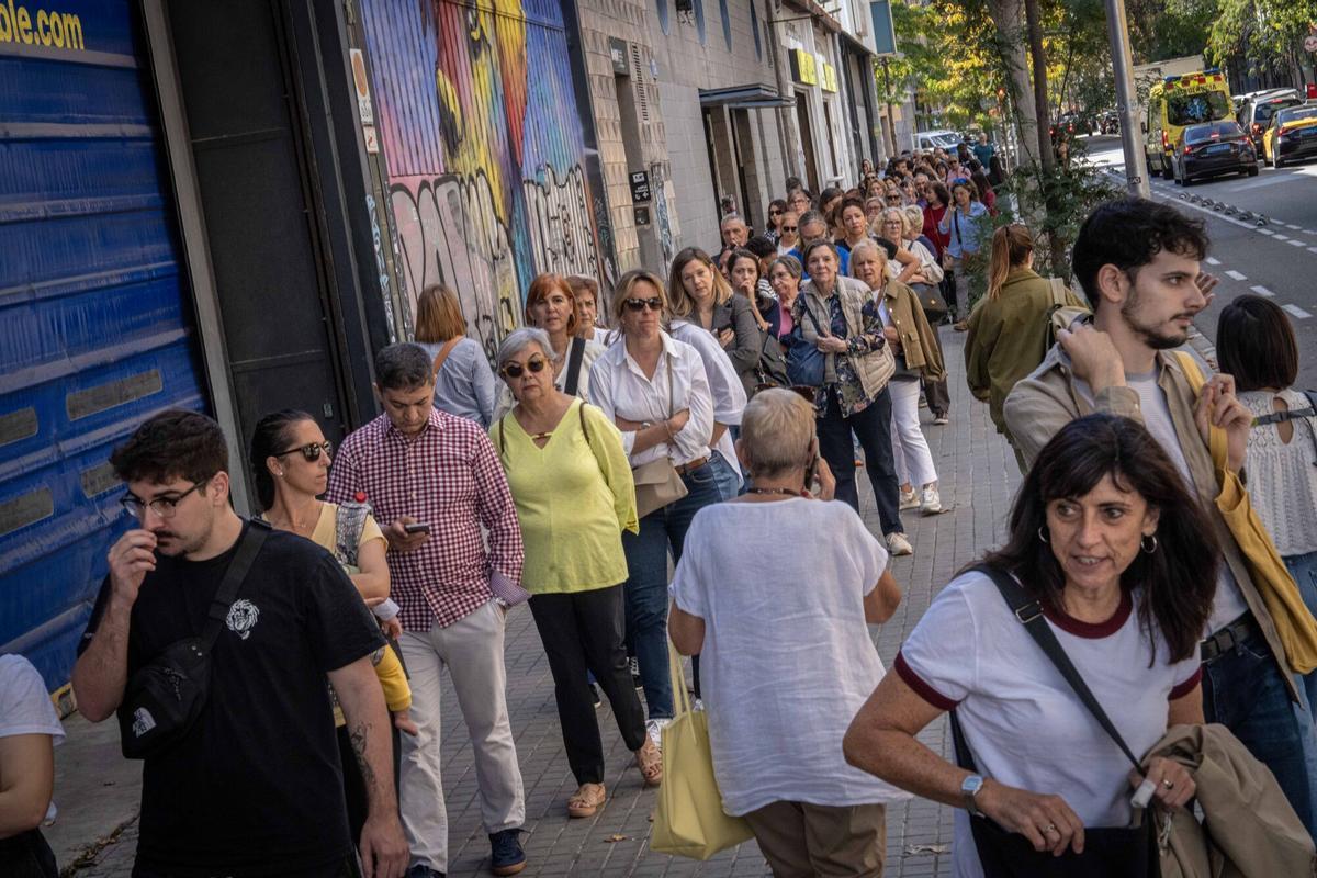 Ambiente en el outlet efímero de la cadena de zapaterías Casas, que ofrece descuentos en marcas como Converse, Aro o Camper, en Barcelona, el 22 de octubre de 2025.