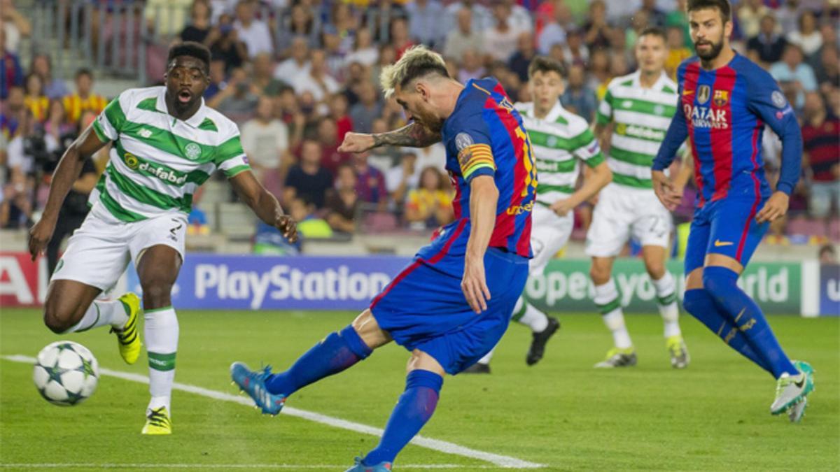 Leo Messi dispara a puerta en el Barça-Celtic ante Kolo Touré y Gerard Piqué