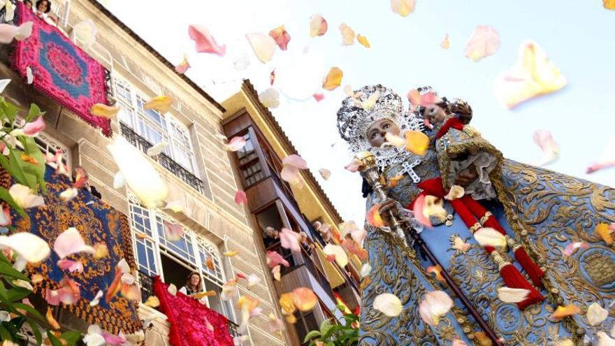 La Morenica recibe una lluvia de pétalos tras la Misa de otros años.