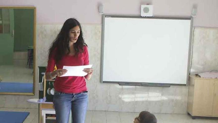 Un grupo de niños atiende a su profesora.