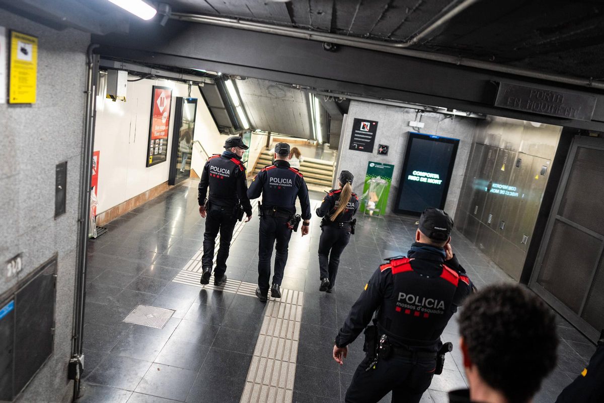 Macrodispositivo de Mossos junto a seguridad de TMB en el Metro de Barcelona
