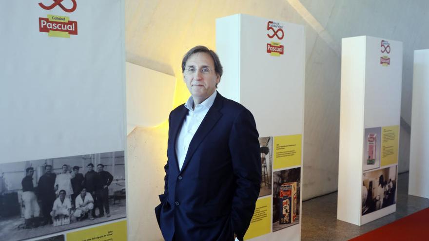 Tomás Pascual, junto a una exposición del 50º aniversario de la compañía en València.