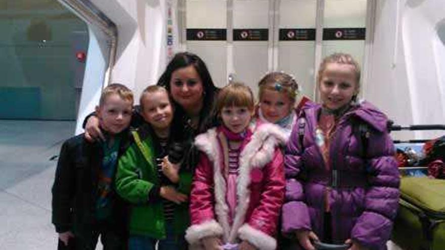 Sasha, Vania, Vika, Susa y Margarita con Vanesa González, a su llegada al aeropuerto de Bilbao.
