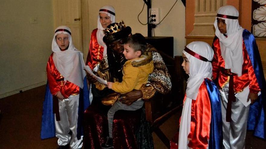 Los reyes magos se resguardan de la lluvia en el teatro para recoger las cartas de los pequeños