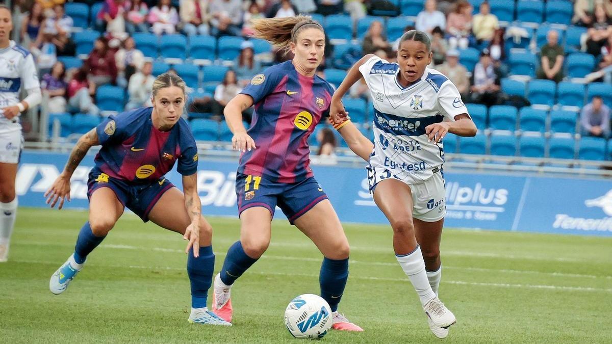 Pola conduce el balón delante de Mapi León y Alexia Putellas en el Costa Adeje Tenerife-Barcelona de la temporada pasada.