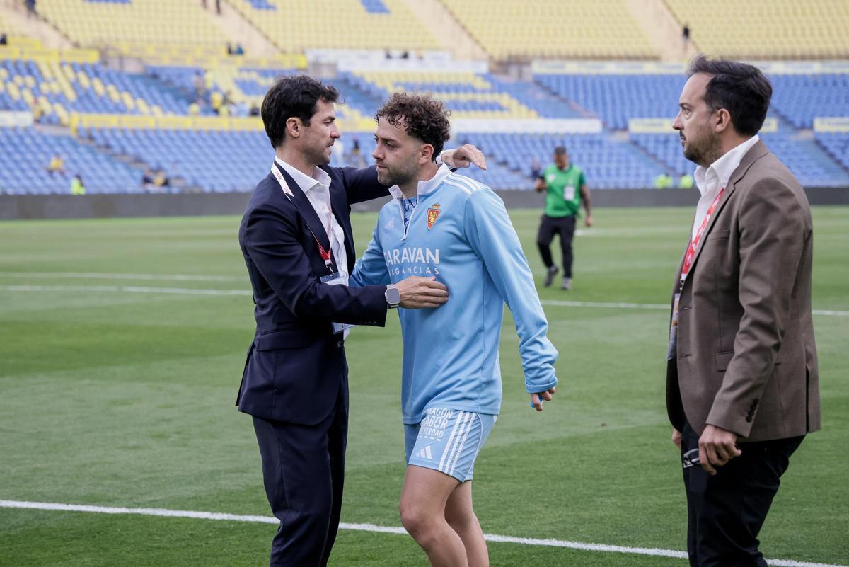 Fernando López consuela a Keidi Bare sobre el césped del Estadio de Gran Canaria.