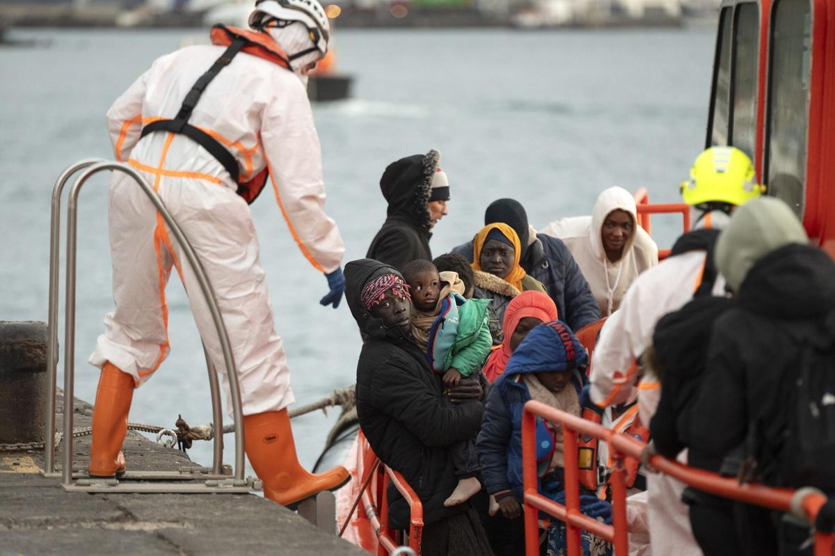 GRAFCAN2814. ARRECIFE (LANZAROTE), 20/12/2023.-Salvamento Marítimo ha rescatado en las últimas horas a 248 migrantes que viajaban en cinco embarcaciones precarias y los ha desembarcado en Lanzarote y Gran Canaria. En la imagen, llegada al puerto de Arrecife del buque de Salvamento Marítimo Salvamar Al Nair, que ha rescatado este miércoles a 47 personas, entre ellas 5 mujeres y dos menores, cuando viajaban en una embarcación al este de Lanzarote. EFE/ Adriel Perdomo
