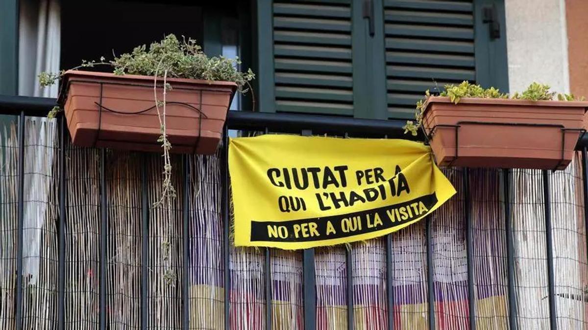 Cartel reivindicativo a favor de los residentes, en un balcón del barrio palmesano de Santa Catalina, uno de los más tensionados por el mercado inmobiliario.