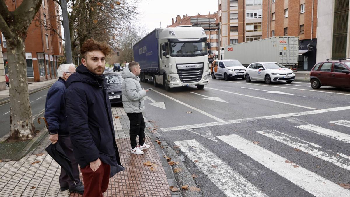 VÍDEO: Los vecinos de la zona oeste de Gijón piden "abrir los ojos" ante el problema de la contaminación tras la desactivación del nivel máximo de alarma