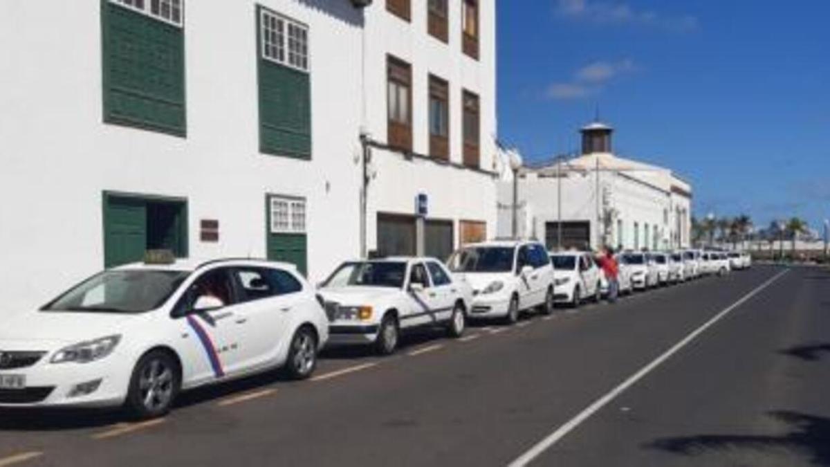 Parada de taxis junto a la Casa de Los Arroyo, en Arrecife