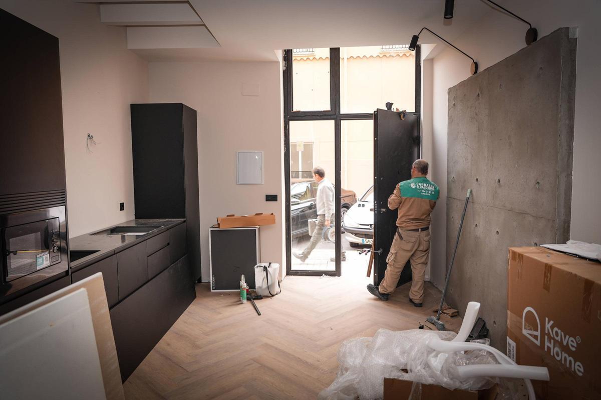 Un operario trabaja en uno de los diez apartamentos turísticos que se construyen en el edificio Presidente de Badajoz.