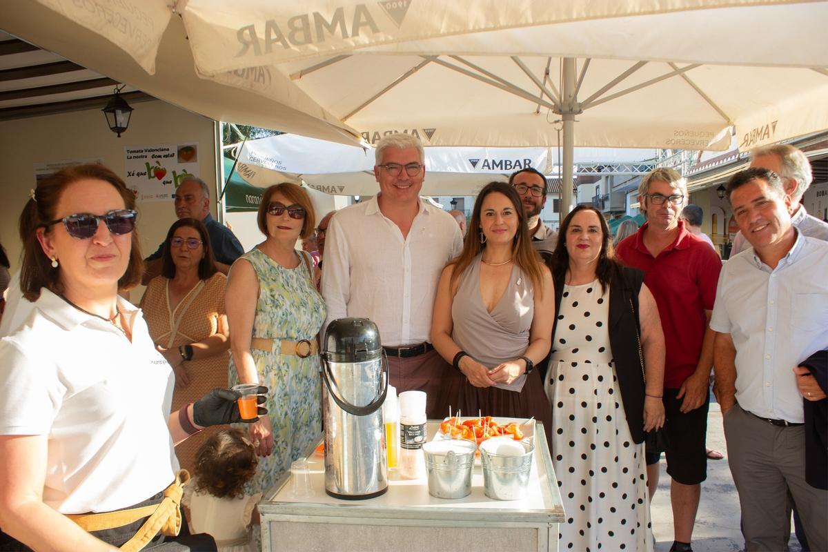 Las autoridades y el padrino de la feria, en una degustación.