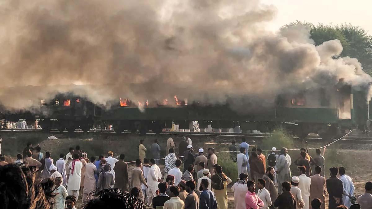 Al menos 65 personas murieron y otras 26 resultaron heridas este jueves por la explosión de una bombona de gas que unos pasajeros usaban para preparar el desayuno en un tren en el sur de Pakistán.