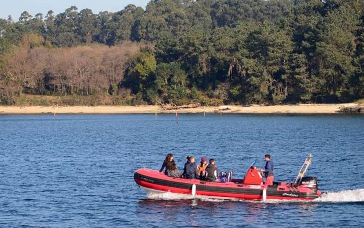 El primer turno de voluntarios medioambientales embarcó por la mañana hacia Cortegada.  // Noé Parga