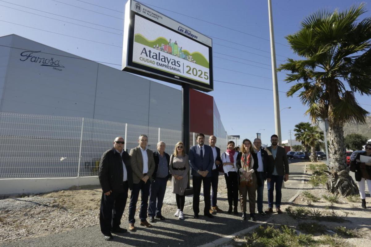 Barcala visita las obras en los polígonos industriales de Las Atalayas y Pla de la Vallonga