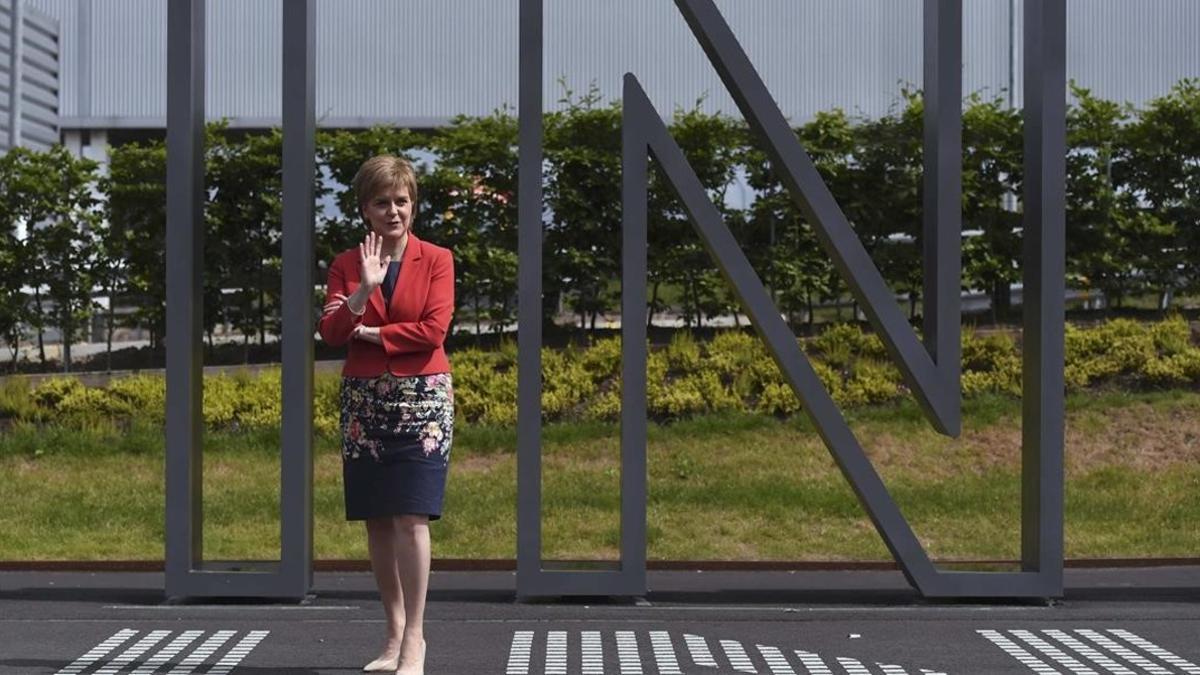 Nicola Sturgeon, de pie, en un evento a favor de la UE, en el aeropuerto de Edimburgo, el 22 de junio.