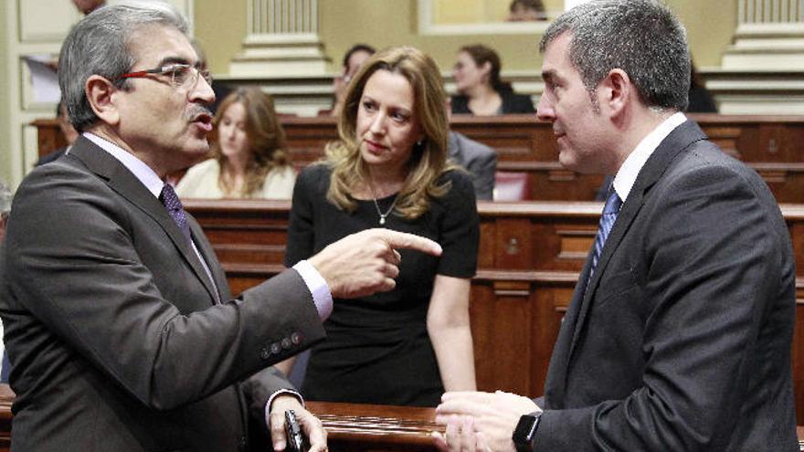 Román Rodríguez charla con el presidente ante la mirada de la consejera de Hacienda, Rosa Dávila.