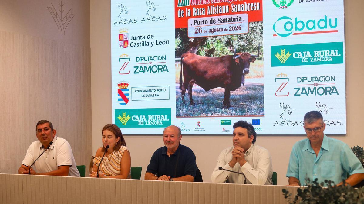 De izquierda a derecha, Óscar Puente, Laura Huertos, Francisco Blanco, José Ángel Ruíz y Javier Merino durante la presentación de la Feria de Porto en Caja Rural.