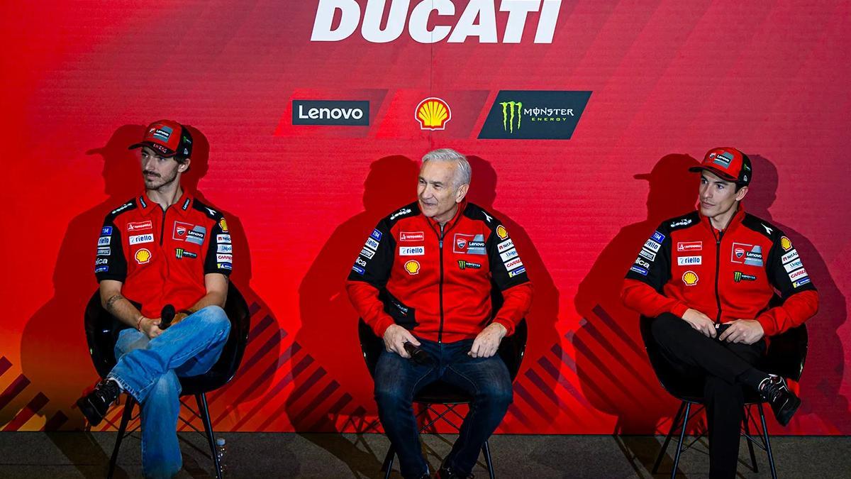 El team manager de Ducati, Davide Tardozzi, entre Bagnaia y Márquez