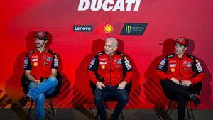 El team manager de Ducati, Davide Tardozzi, entre Bagnaia y Márquez