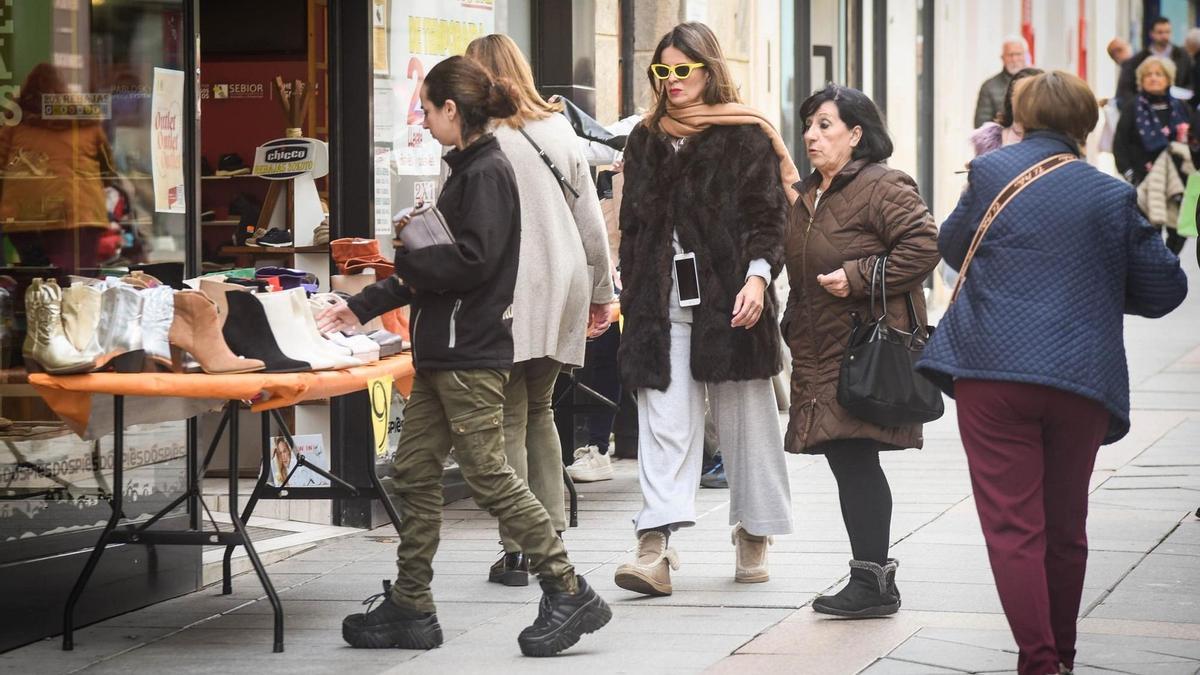Varias mujeres comprando en la calle Santa Eulalia.