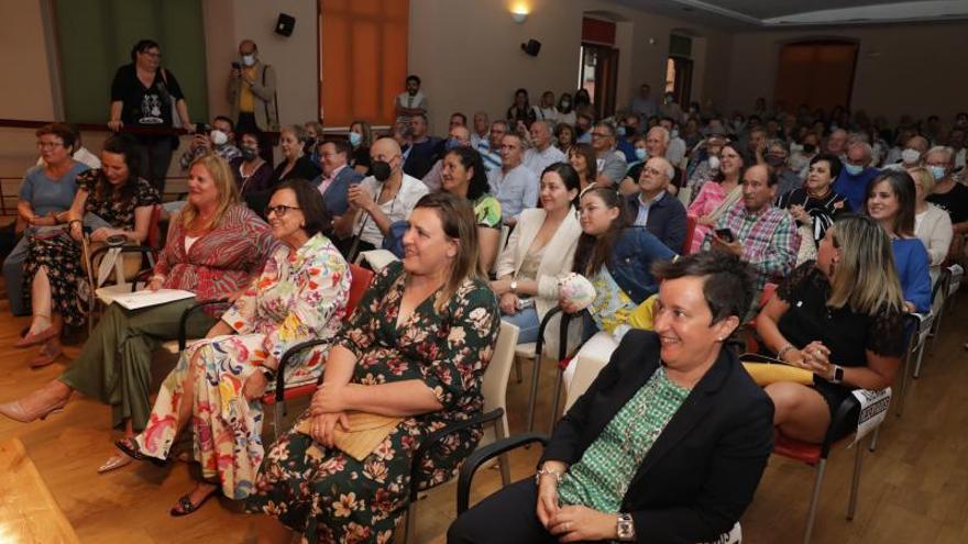 A la izquierda, Aitana Castaño durante la lectura del pregón. A la derecha, un momento de la intervención del Laureado Coro Santiaguín. | Juan Plaza