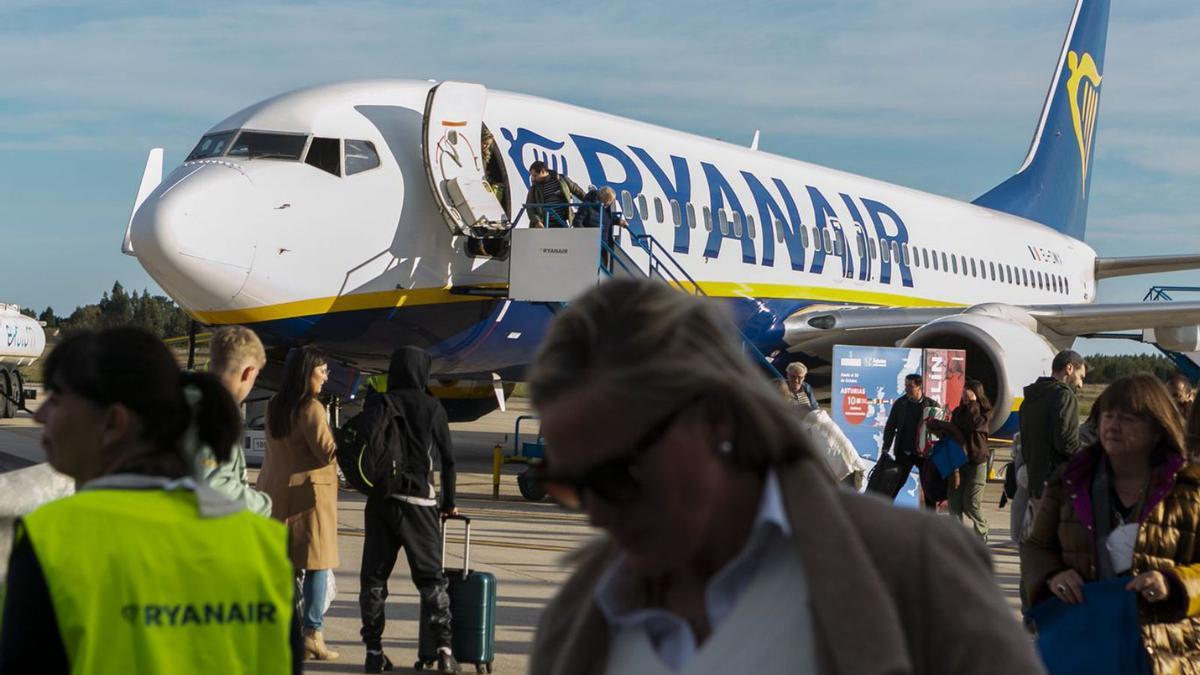 Pasajeros desembarcando de un vuelo de Ryanair en el aeropuerto de Asturias.