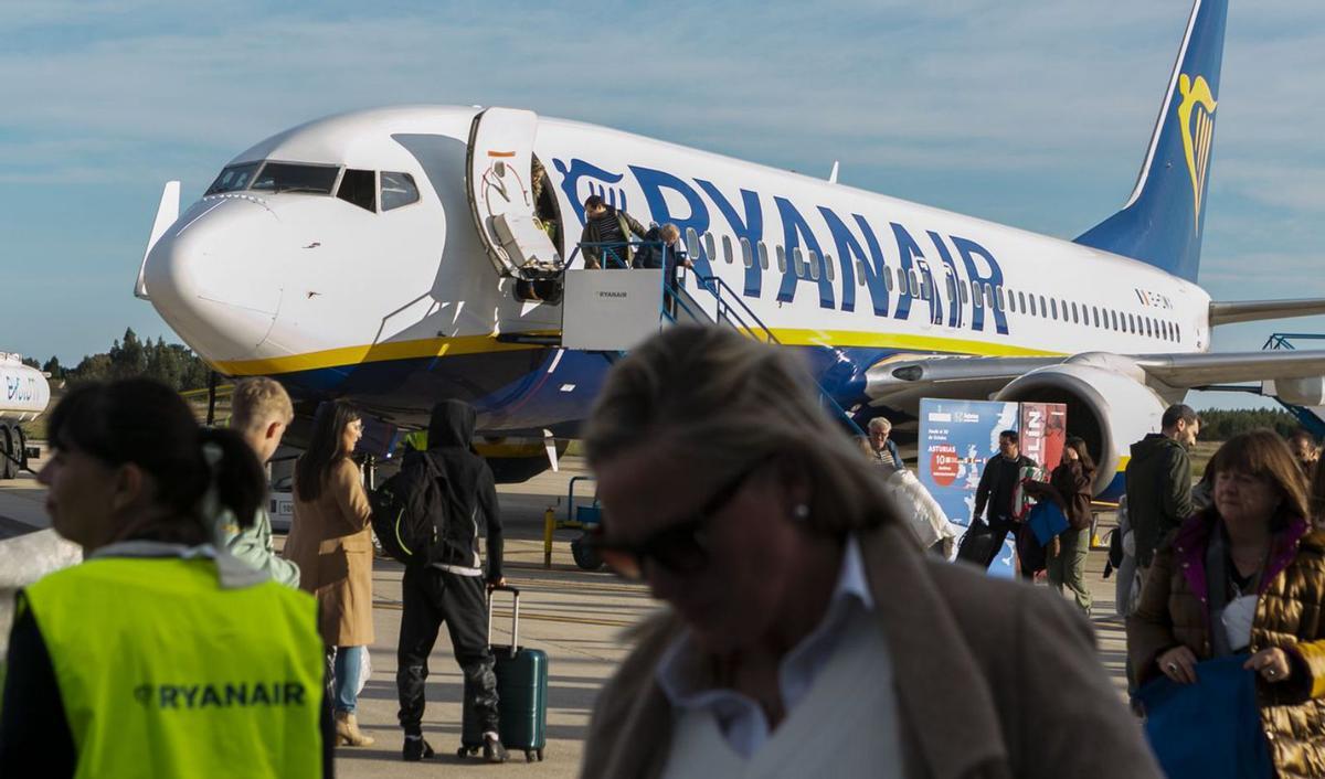 Pasajeros desembarcando de un vuelo de Ryanair en el aeropuerto de Asturias.