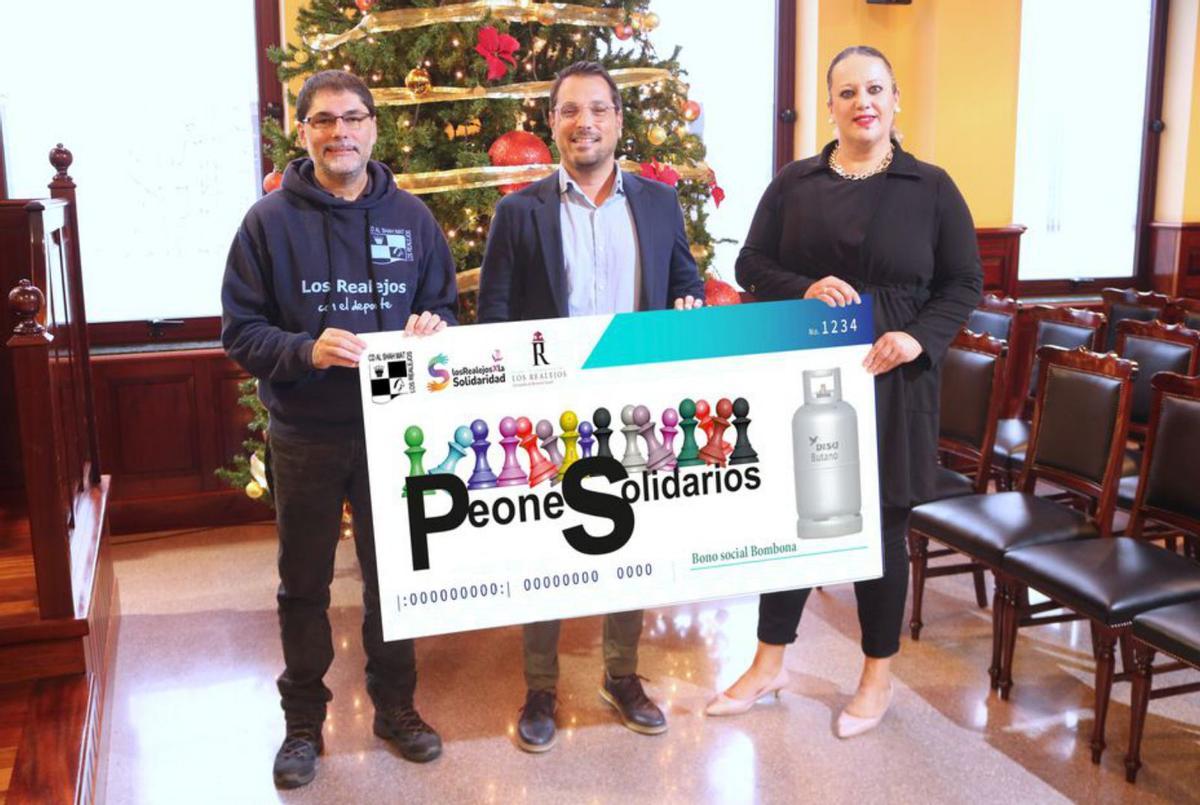 Adolfo González y Olga Jorge, con el promotor de ‘Peones solidarios’. | | E.D.